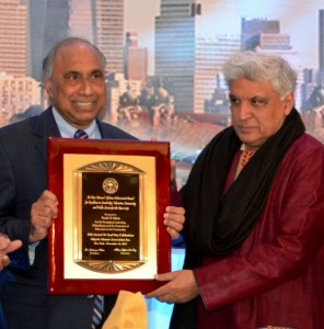Frank Islam receiving the award from Javed Akhtar